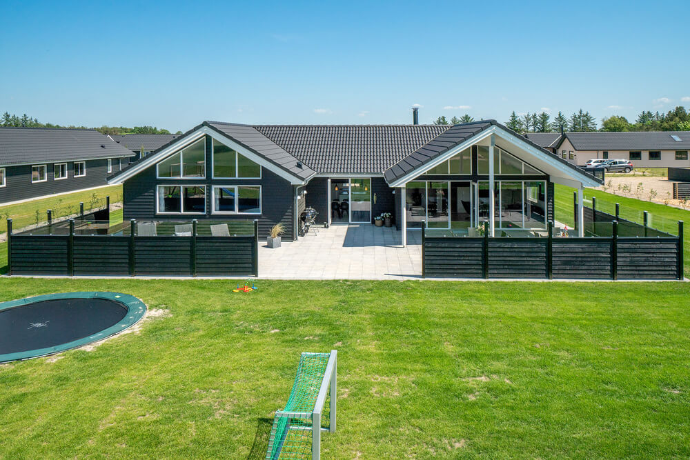 Dette lekre huset med svømmebasseng, nr. 475, med plass til 18 personer, ligger i Vestjylland